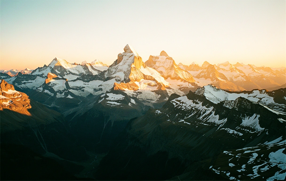 Schweizer Alpen im Morgengrauen